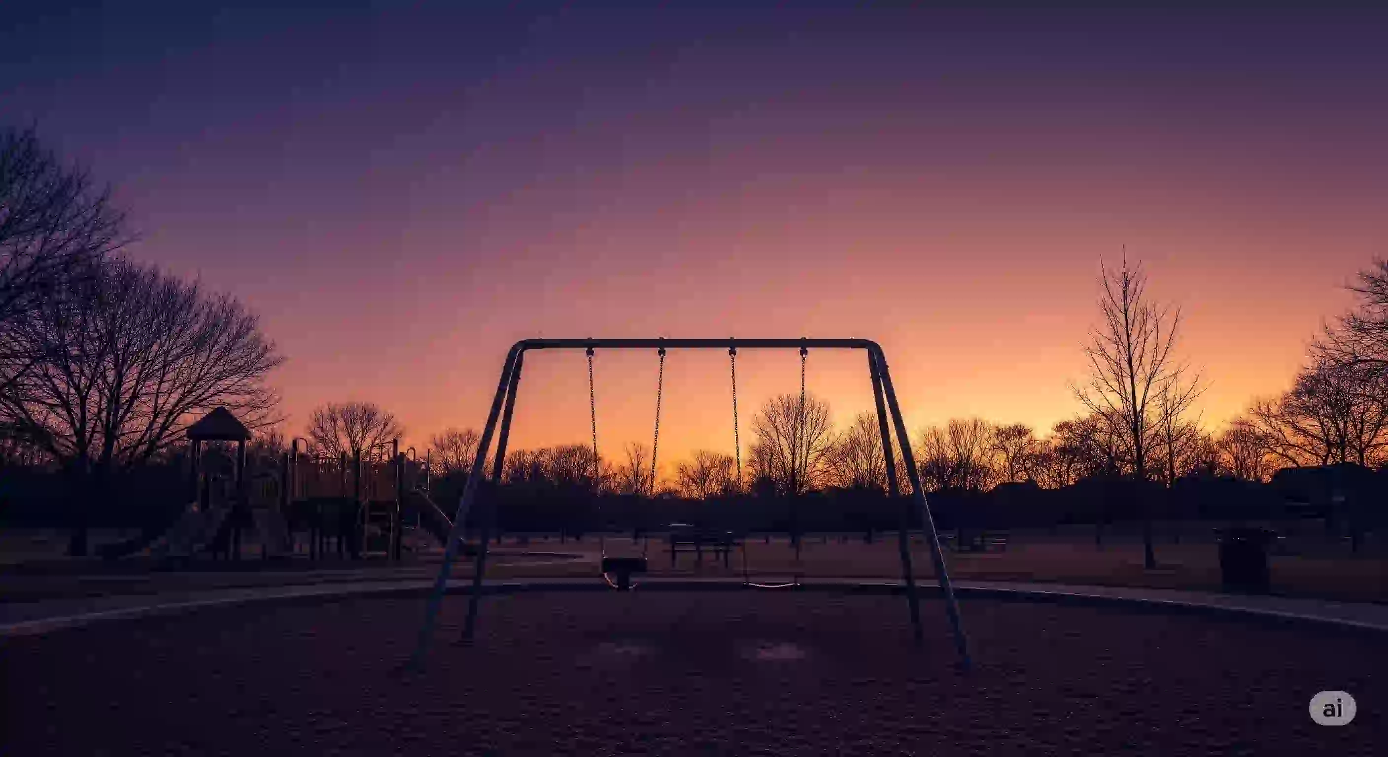 夕暮れの誰もいない公園で揺れるブランコ。子供の安全の大切さを問いかける象徴的な画像。